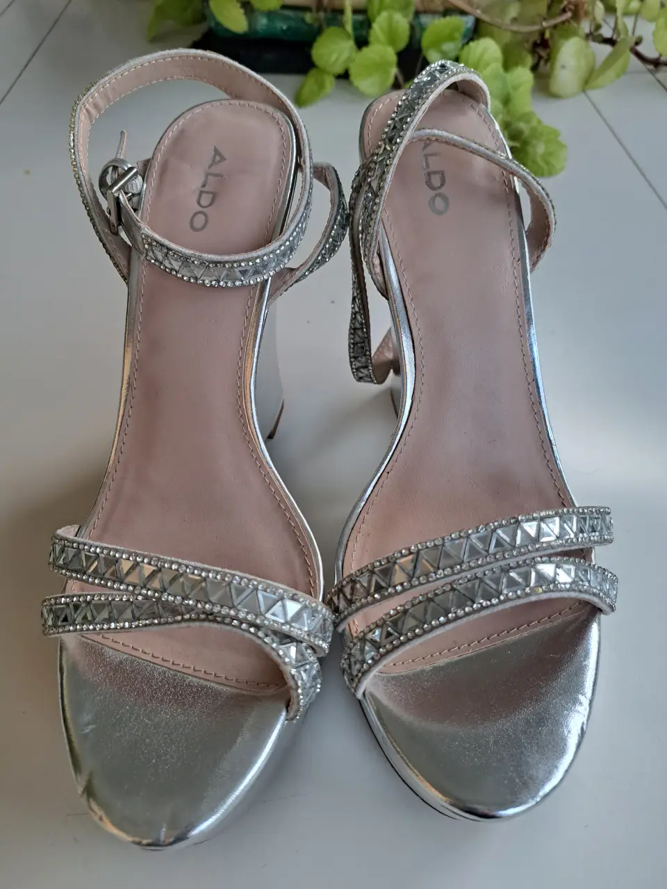 Sandalias de plataforma con cuña y detalles de strass. Marca Aldo, talle 40 EU.