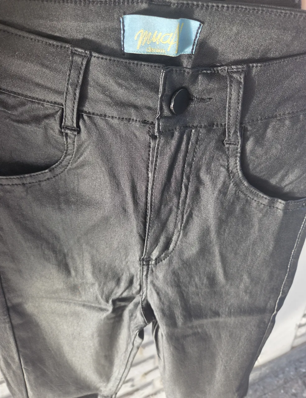 Pantalón Muaa corte jean engomado negro elastizado, tiro alto, chupin talle 26. Ideal para un look casual y versáti impecable.