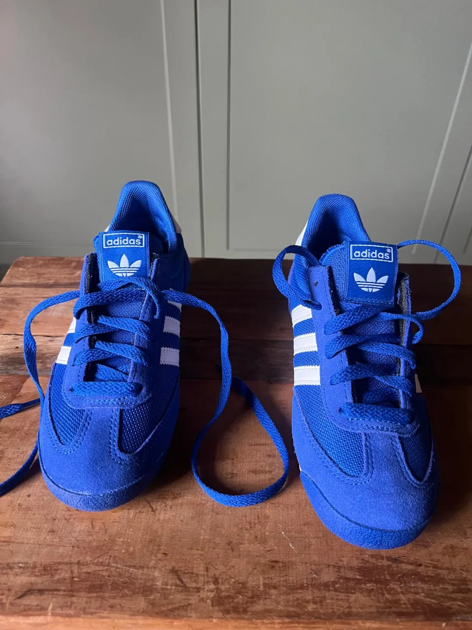 Zapatillas Adidas azul francia  nuevas sin uso tiras y suela blancos. nuevi modelo traidas de Australua talke 36  Ideales para un look casual y deportivo. Tienen el logo de la marca en la lengüeta y las icónicas tres tiras a los costados.