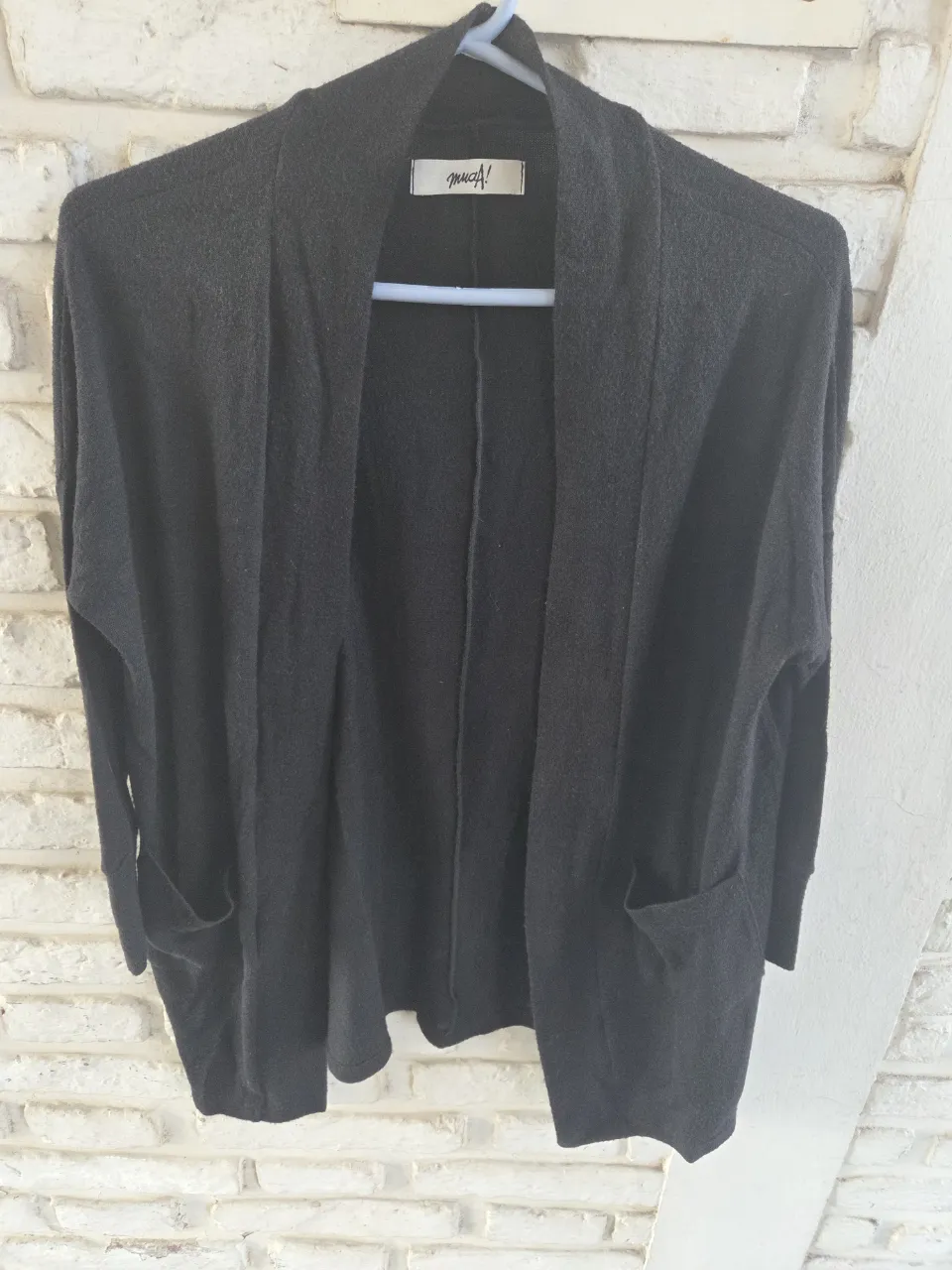 Cardigan de mujer, color gris oscuro, con bolsillos delanteros. Talle 2/42. Ideal para usar en otoño e invierno.