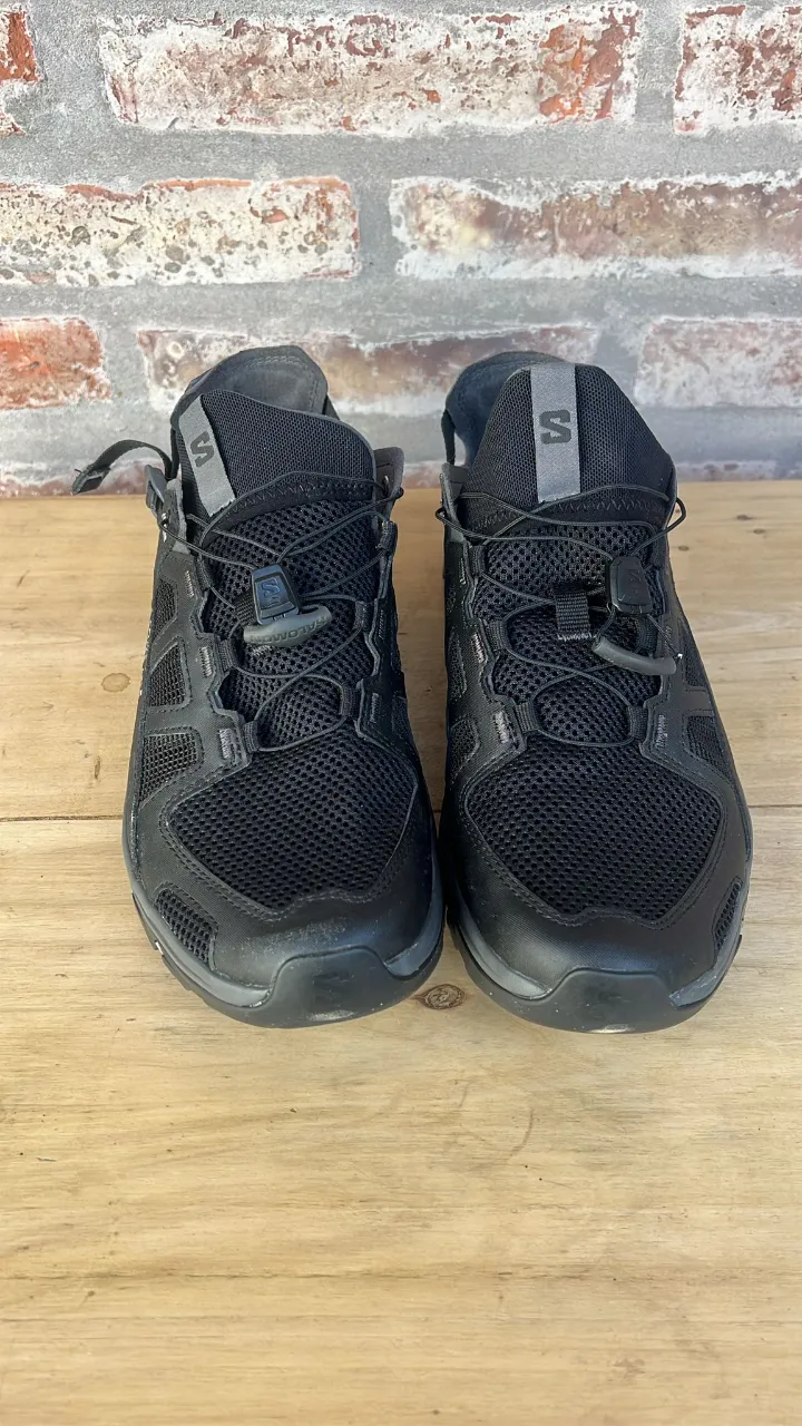 Zapatillas Salomon Techamphibian 5 negras para hombre. Ideales para actividades acuáticas y senderismo ligero. Diseño versátil y cómodo.