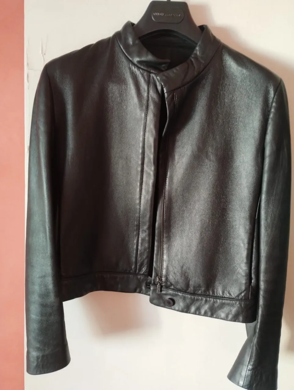 Campera de cuero negra de Adolfo Dominguez talle s  estilo biker, con cierre y cuello redondo. Ideal para un look moderno y audaz.