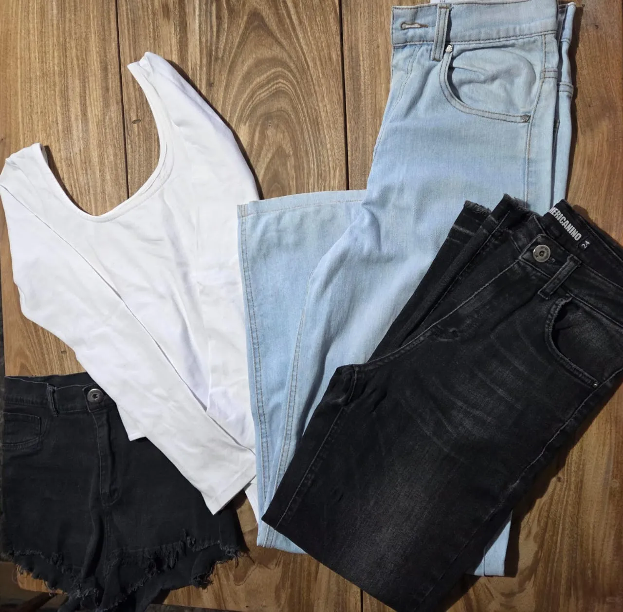 Short de jean negro con detalles deshilachados. Ideal para un look casual y moderno.
