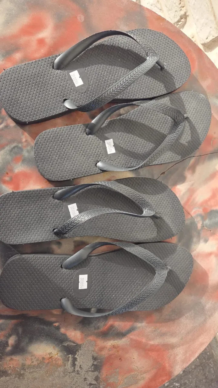 Ojotas negras de goma, ideales para la playa o pileta. Cómodas y prácticas para el verano.