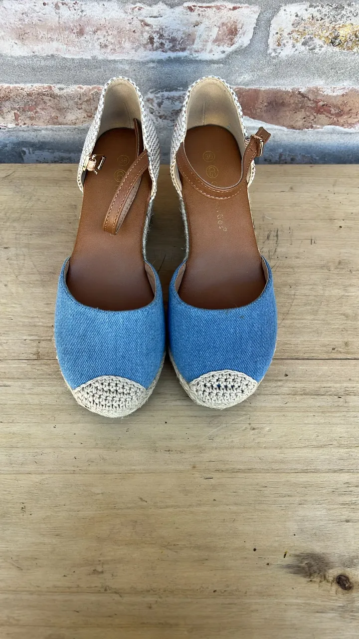 Sandalias de mujer con cuña de yute y capellada de jean azul. Detalles en marrón y beige. Ideales para un look casual y fresco.Nuevas  sin uso

