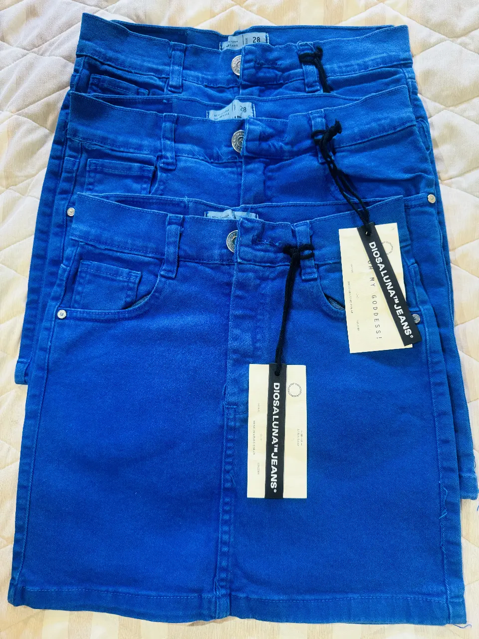 Minifalda de jean azul, ideal para un look casual y moderno. Confeccionada en tela de jean resistente, esta falda ofrece un ajuste cómodo y favorecedor. Perfecta para combinar con remeras, blusas o tops, creando outfits versátiles para cualquier ocasión. 36cm de largo y 32cm de cintura.
