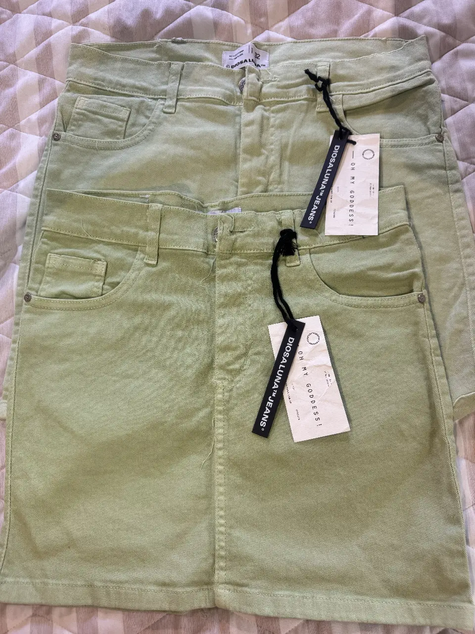 Minifalda de jean en color verde pastel. Ideal para un look casual y fresco. 37cm de largo y 36cm de cintura.