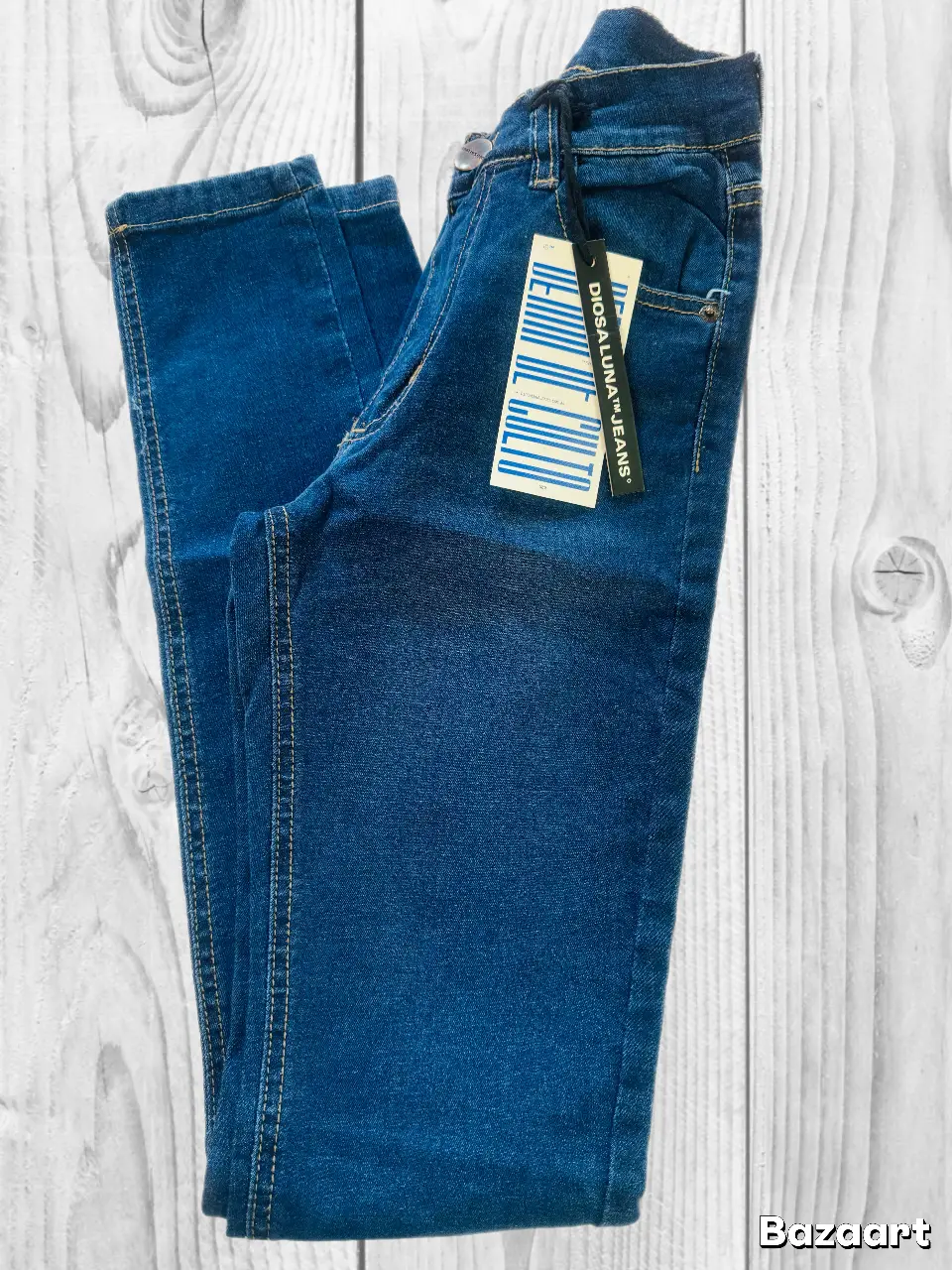 Jeans de mujer, corte recto, color azul oscuro. Con etiqueta de la marca "DIOSA LUNA JEANS". Ideal para un look casual y versátil. 30cm de cintura. Elastizado. Tiro alto.