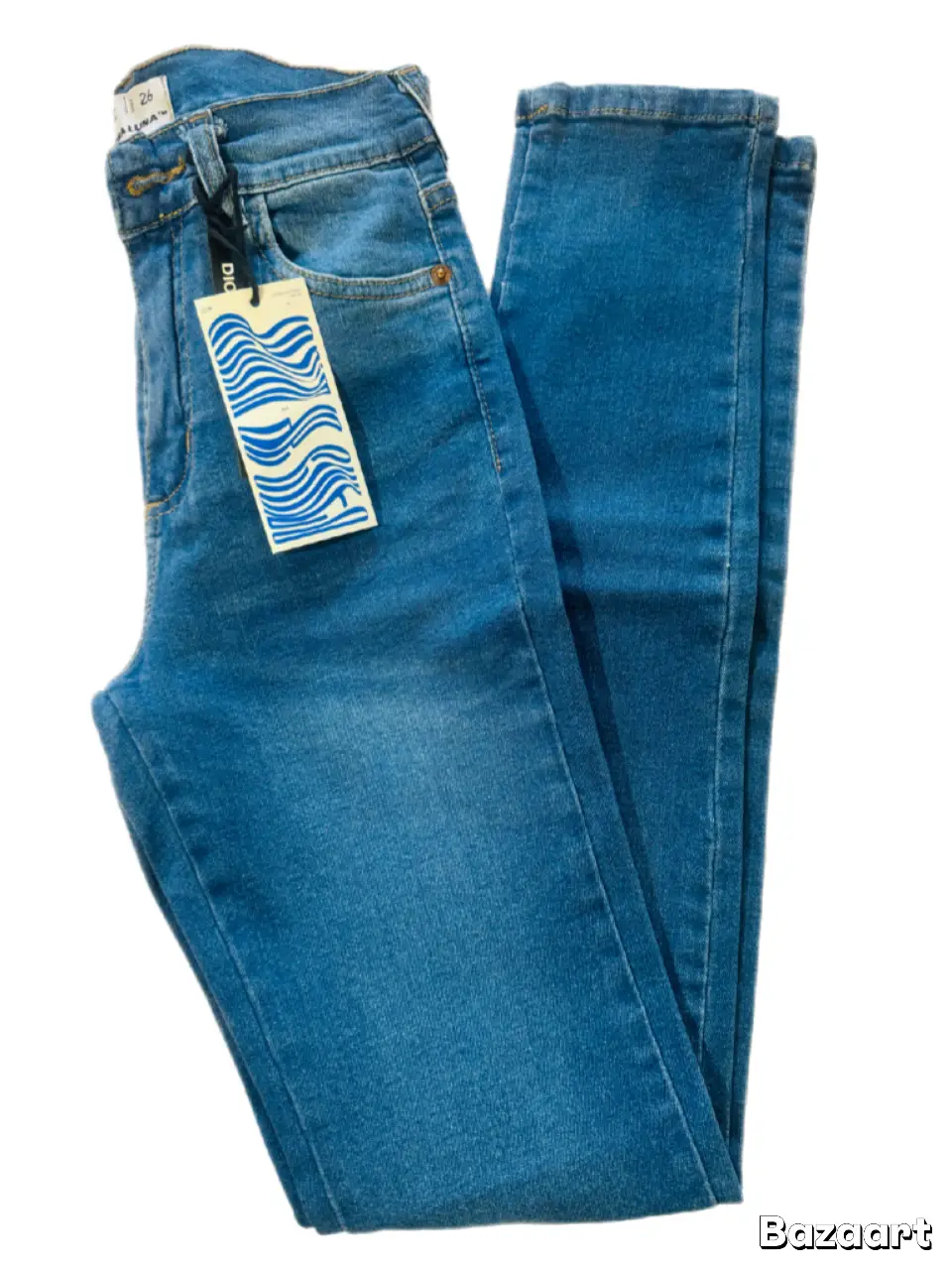 Jeans rectos de denim azul, con etiqueta de marca. Un clásico para cualquier ocasión. 30cm de cintura. Elastizado. Tiro alto.