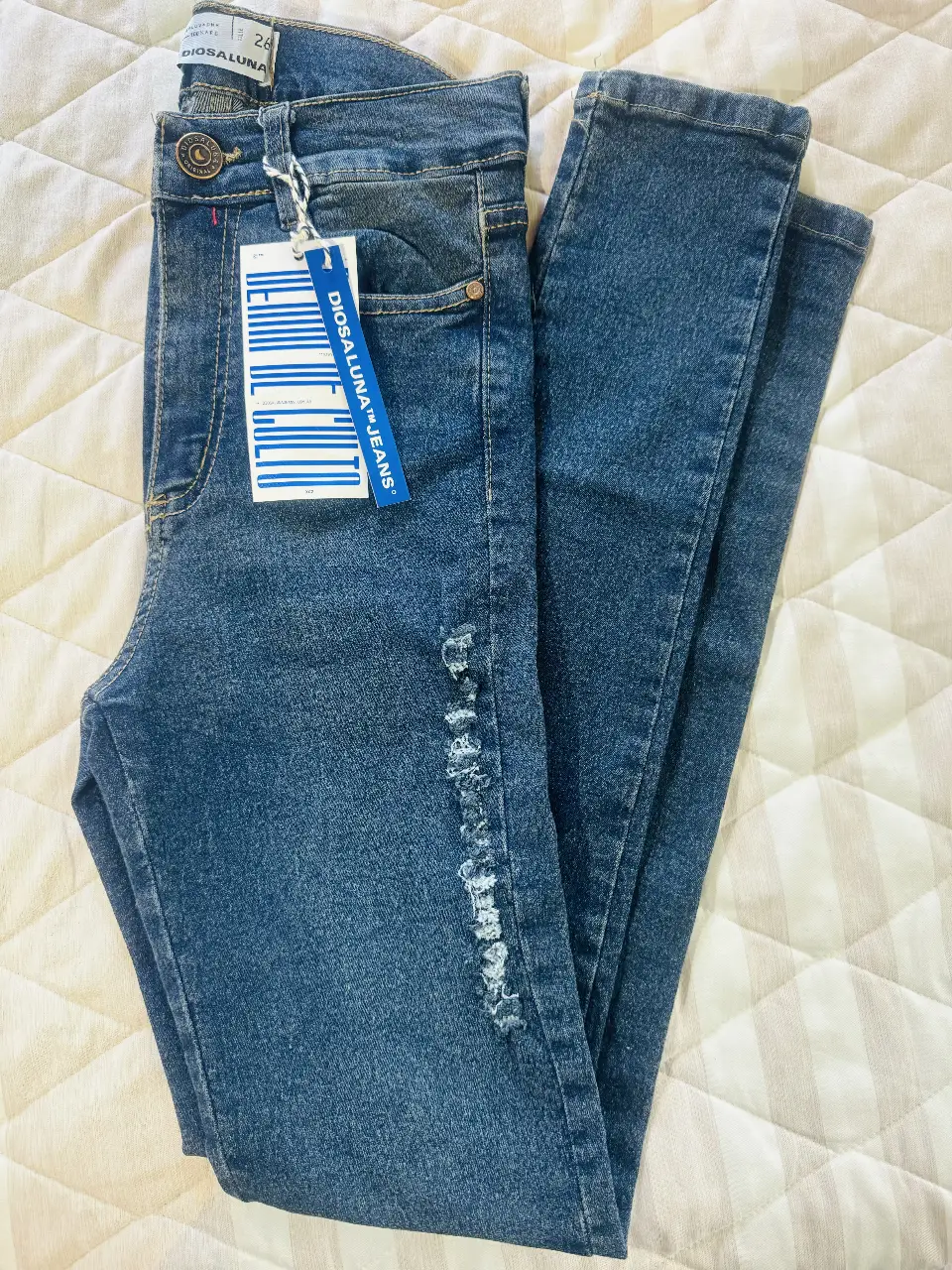 Jeans de mujer, tiro alto, con roturas en la parte delantera de la pierna. Marca Diosa Luna Jeans. Talle 26. 30cm de cintura. Elastizado. Tiro alto.