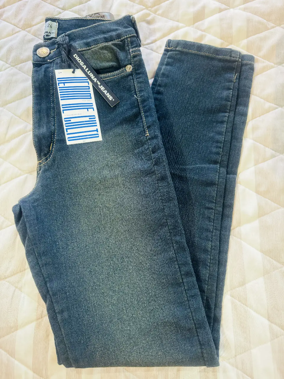 Jeans de mujer, tiro medio, corte recto, color azul. Con etiqueta de la marca Diosa Luna Jeans. 30cm de cintura. Elastizado. Tiro alto.