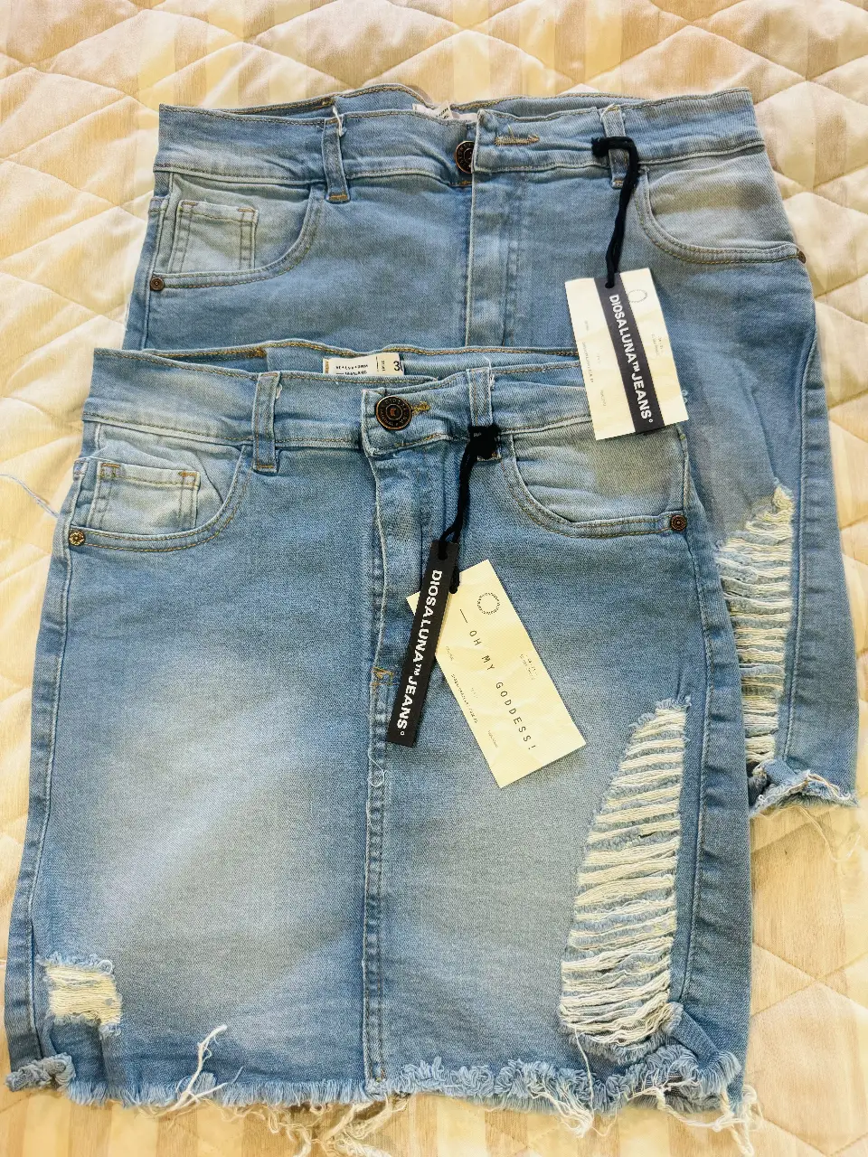 Minifalda de jean con roturas y detalles desgastados. Ideal para un look casual y moderno. Marca Diosa Luna Jeans. 36cm de largo y 32cm de cintura. Elastizada.
