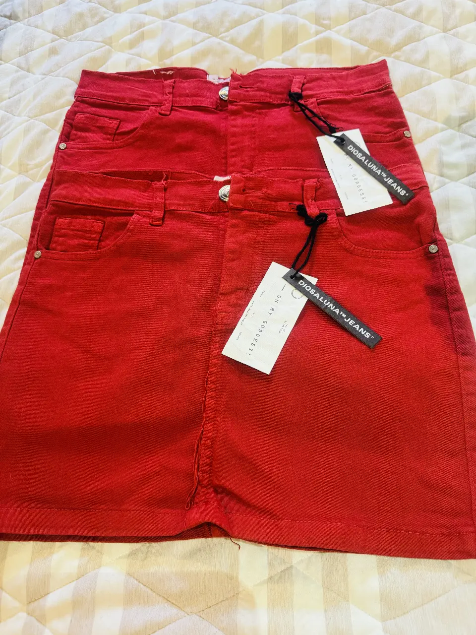 Minifalda de jean roja, ideal para un look casual y moderno. Confeccionada en tela de jean resistente, esta falda presenta un diseño clásico con bolsillos y detalles de costura. Perfecta  para cualquier ocasión. 38cm de largo y 40cm de cintura.