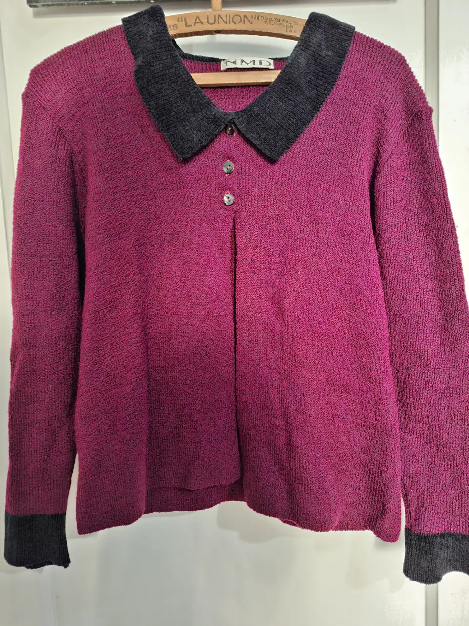 Sweater de cuello alto en color borgoña con detalles en negro en cuello y puños. Ideal para un look casual y abrigado.
