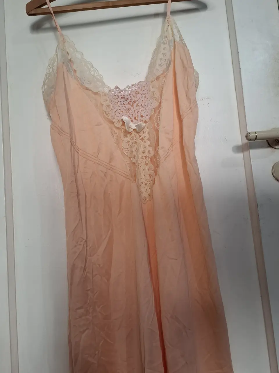 Camisón vintage de satén color durazno con detalles de encaje en el escote y la parte superior. Ideal para un look romántico y delicado.