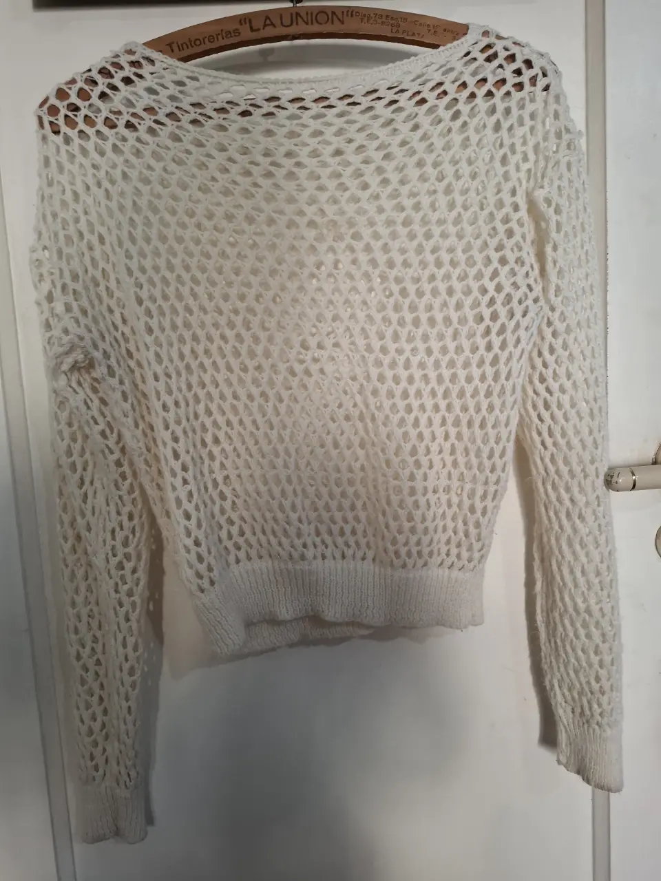 Sweater largo de red calada, ideal para usar sobre un top o bikini. Perfecto para un look playero o casual.