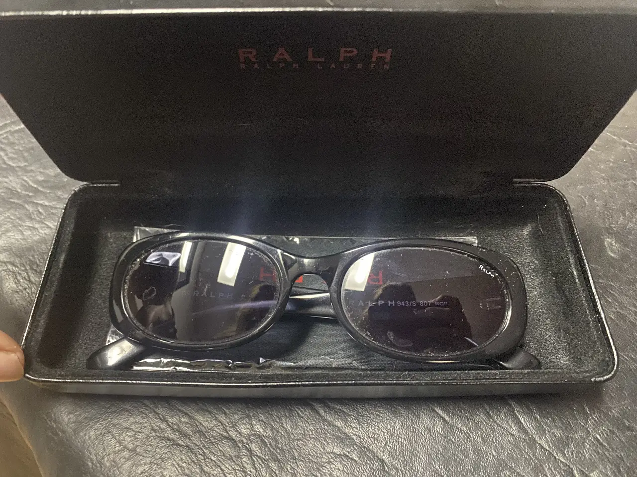 Anteojos de sol Ralph Lauren negros, de mujer ,con estuche original. Diseño clásico y elegante, ideales para proteger tus ojos con estilo.
