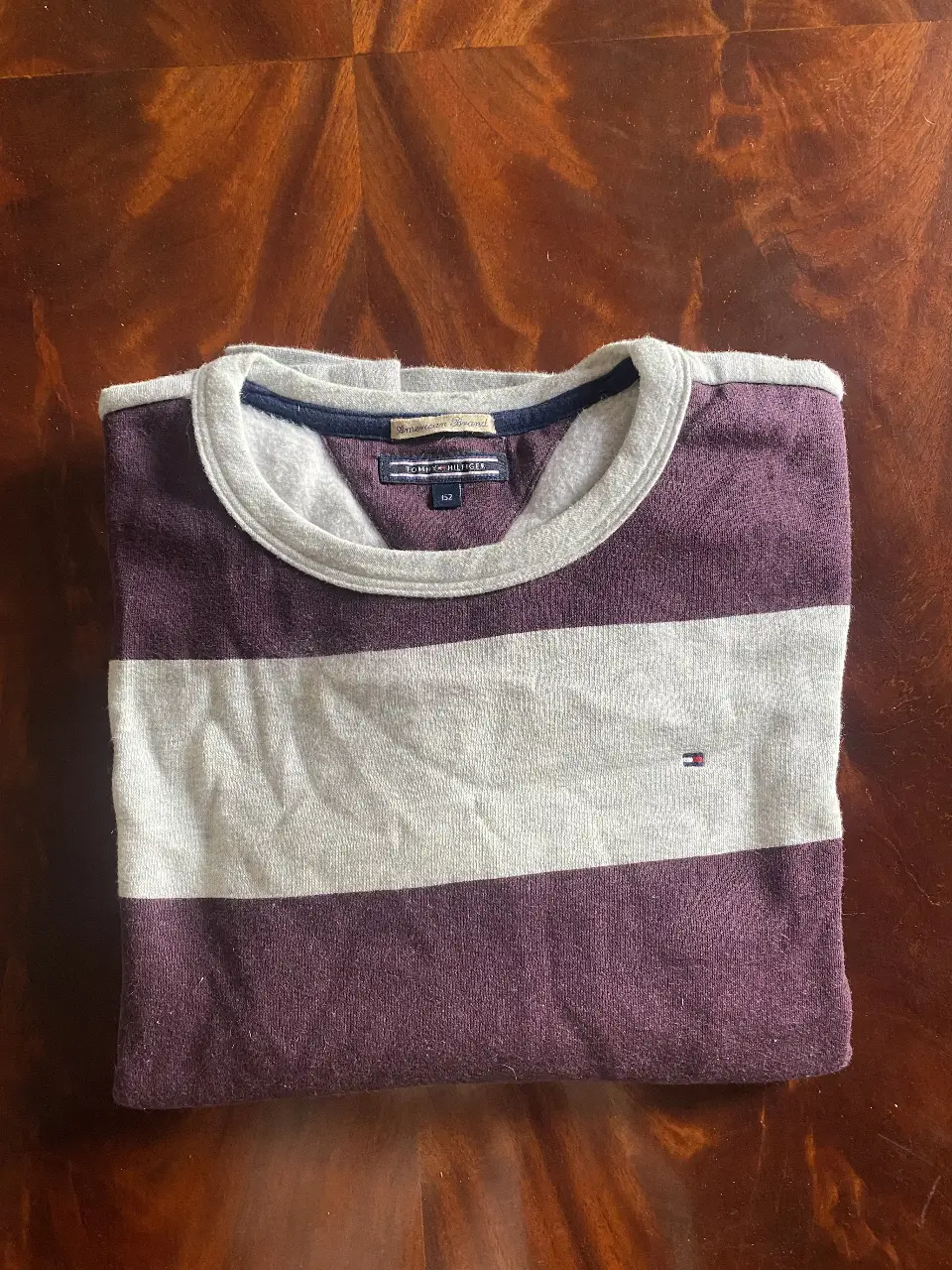 Sweater a rayas horizontales en tonos violeta y gris. Cuello redondo y detalle de la marca Tommy Hilfiger. Ideal para un look casual y abrigado. De NIÑO 
