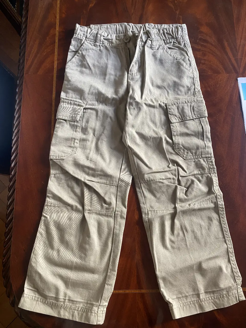 Pantalón cargo color khaki para niño, marca CHEEKY talle 6, de algodón, con bolsillos laterales y cintura elastizada. Ideal para un look casual y cómodo.