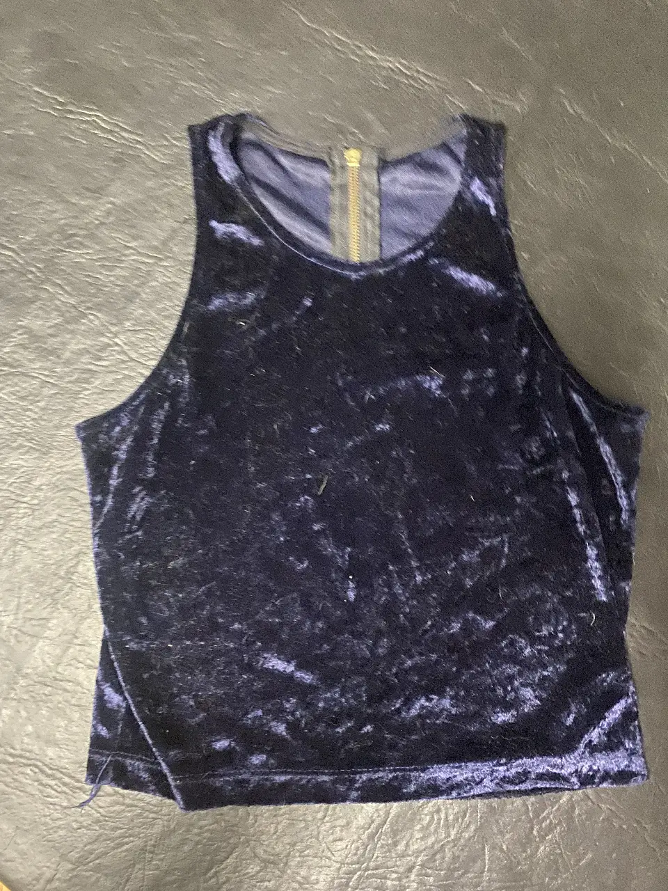 Top de terciopelo azul oscuro con cierre en la espalda. Ideal para una salida o fiesta.