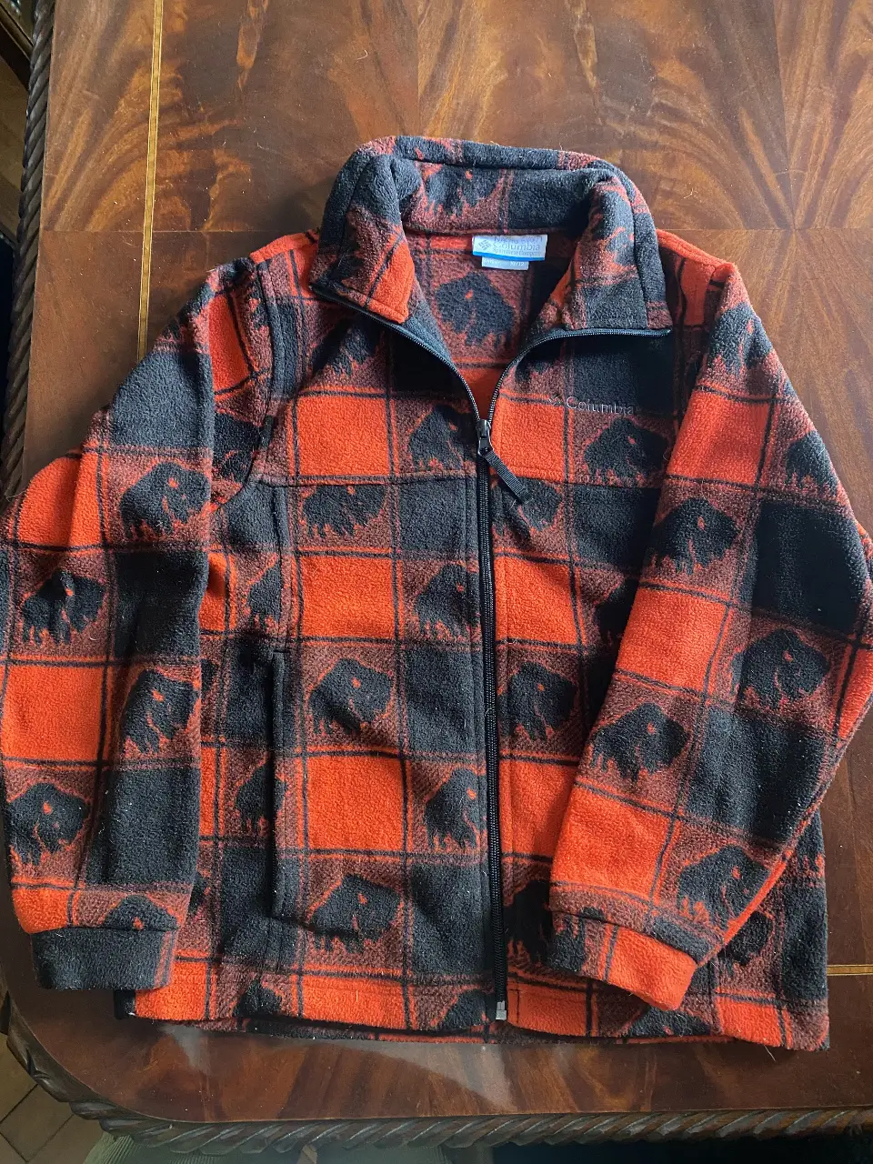 Campera polar Columbia con estampado de búfalos en rojo y negro, ideal para el invierno. Talle 10/12.