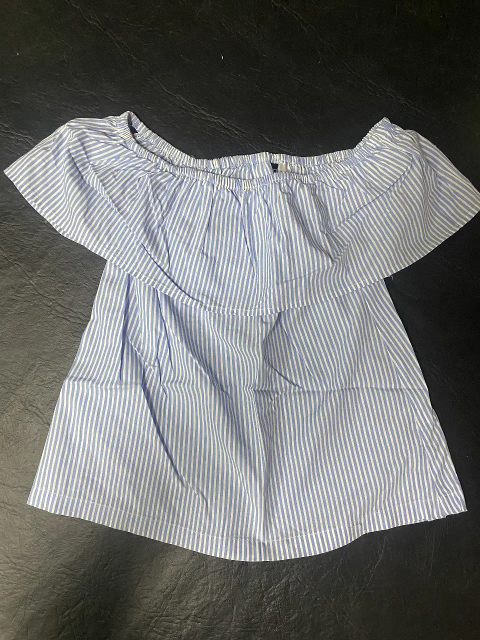 Blusa de mujer con diseño a rayas en azul y blanco, de la marca H&M Divided. Con un estilo off-the-shoulder y volados, ideal para un look casual y fresco.