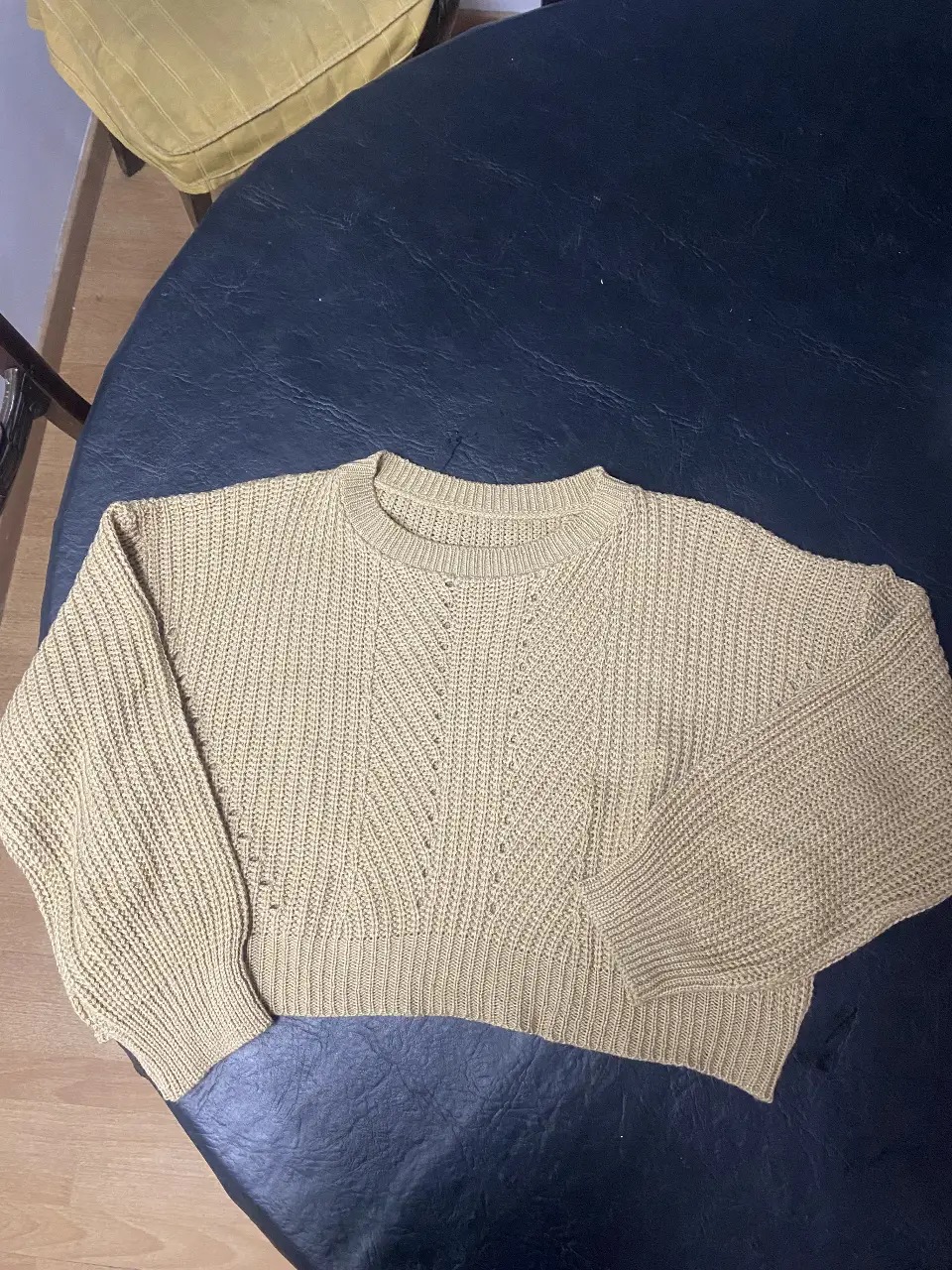 Sweater tejido de punto, color crudo, con diseño en el frente. Ideal para un look casual y abrigado.