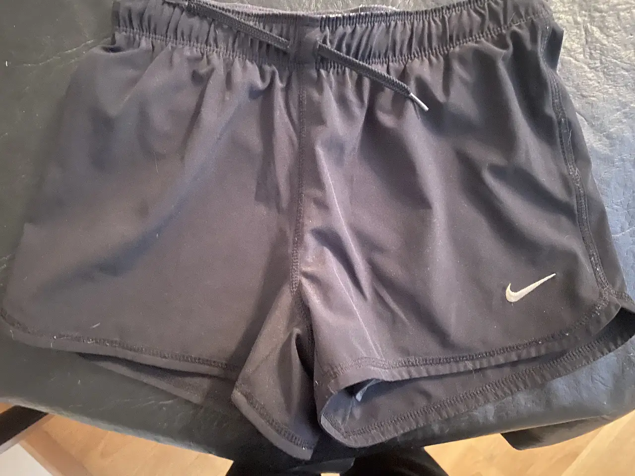 Short deportivo negro Nike Dri-Fit para NIÑA, ideal para running y entrenamiento. Talle M.