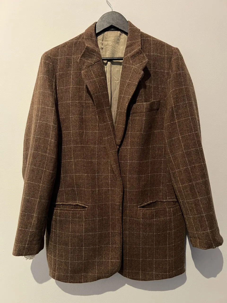 Blazer de hombre marrón con diseño a cuadros. Ideal para un look elegante y sofisticado. Perfecto para el trabajo o eventos formales.
