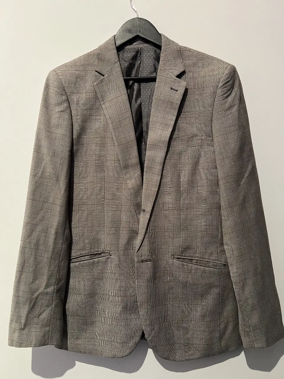 Elegante blazer a cuadros, ideal para ocasiones formales y de trabajo. Confeccionado en un tejido de alta calidad, este blazer ofrece un ajuste impecable y un estilo sofisticado. Perfecto para combinar con pantalones de vestir y camisas.