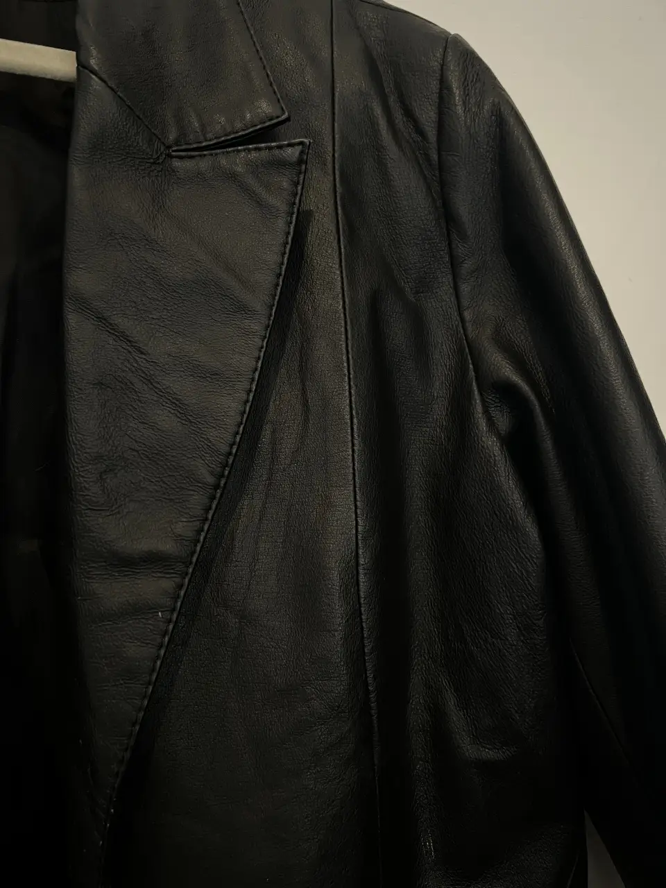 Elegante blazer de cuero negro, ideal para un look sofisticado y atemporal. Perfecto para combinar con diferentes outfits, desde formales hasta casuales.