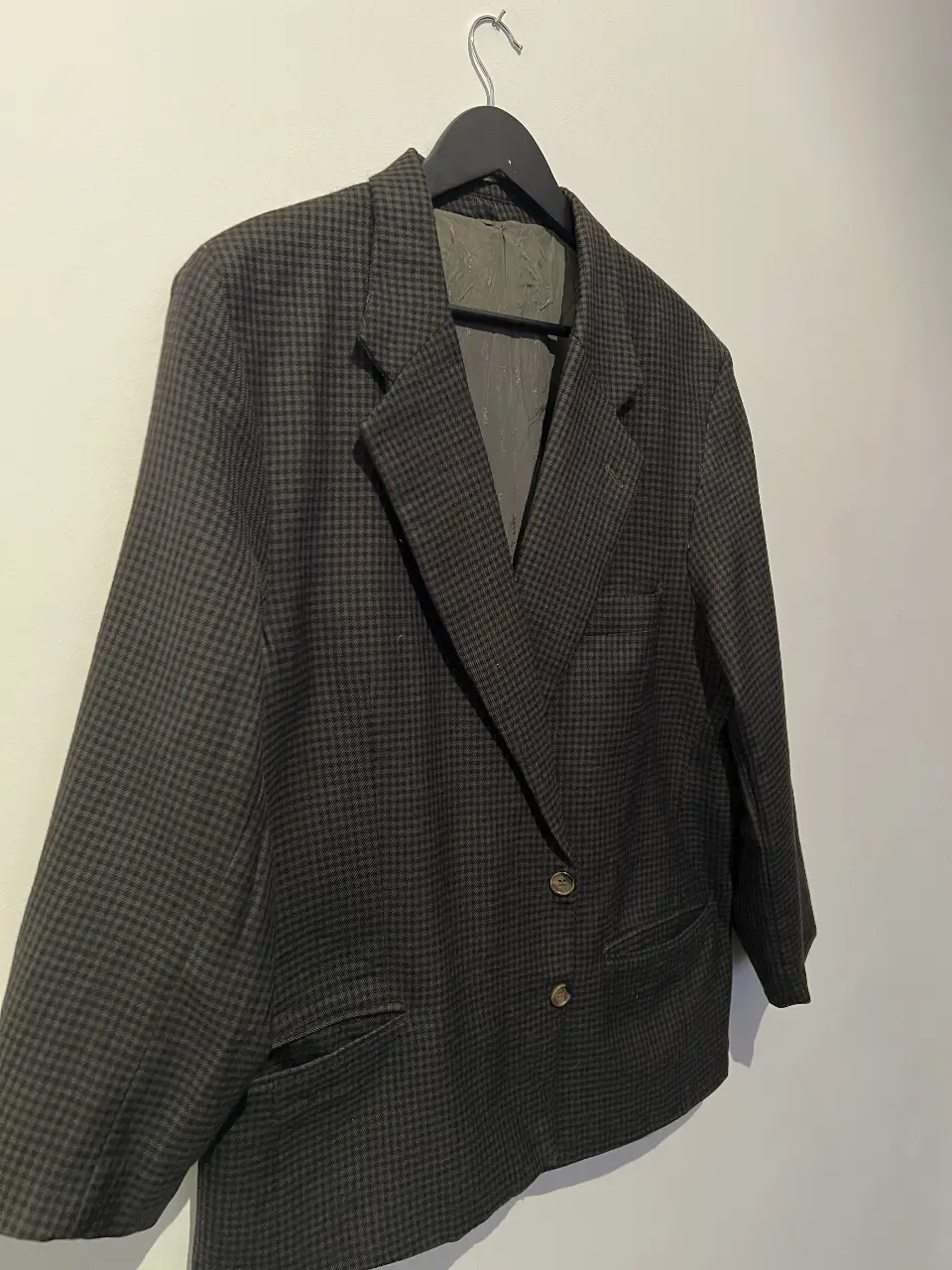 Blazer de hombre con diseño de cuadros en tonos grises y verdes oscuros. Ideal para un look elegante y versátil.