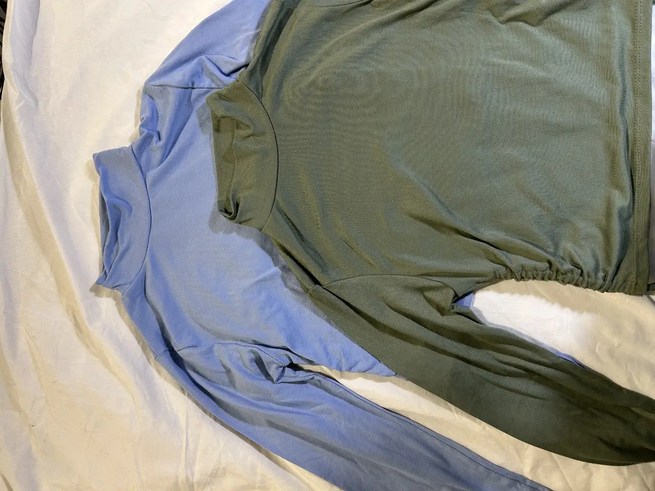 Pack de remesra manga larga de cuello alto, con detalle fruncido en la cintura. Disponible en azul y verde oscuro. Ideal para un look casual y moderno. (se venden juntas)