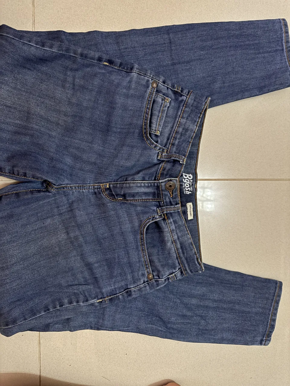 Jean azul de corte skinny para niña.