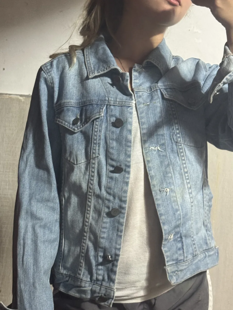 Campera de jean de moldería clásica, con botones al frente y en los puños. Posee bolsillos con solapa en el pecho.