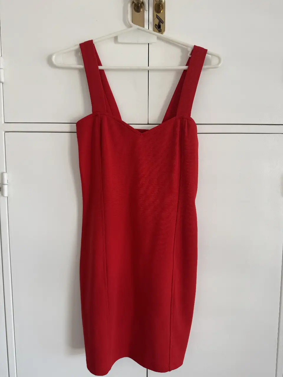 Vestido mini rojo con tirantes anchos y espalda con detalles calados. Ideal para una salida o fiesta. Talle M pero es más un S.