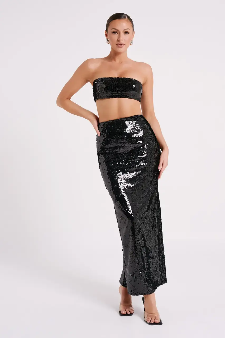 Conjunto de dos piezas de fiesta, falda larga y top strapless, ambos cubiertos de lentejuelas negras brillantes. Ideal para eventos especiales y fiestas. Marca: Meshki