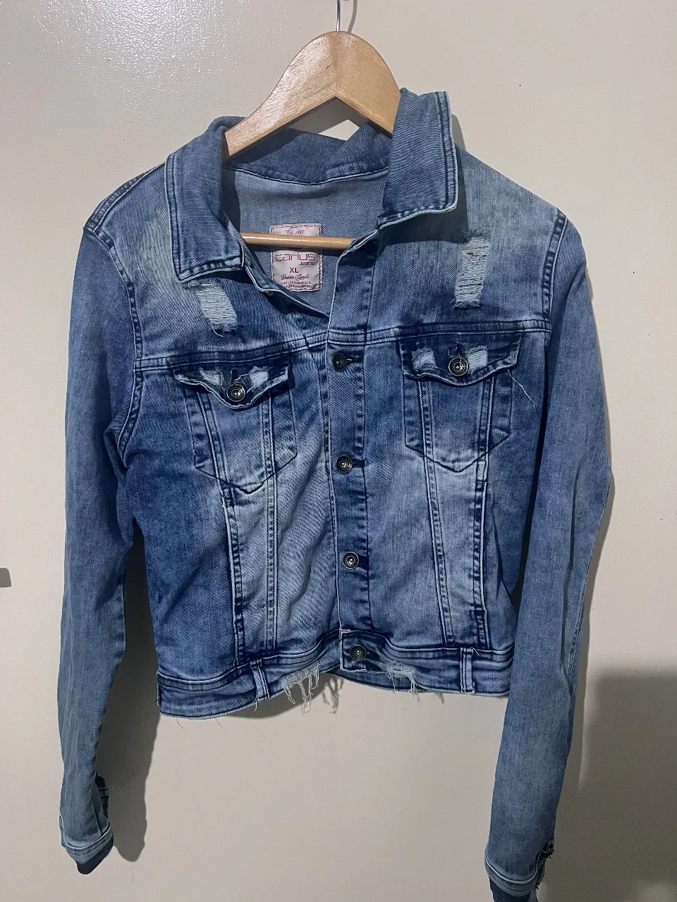 Campera de jean azul gastado con detalles de roturas. Ideal para un look casual y canchero. Talle M.