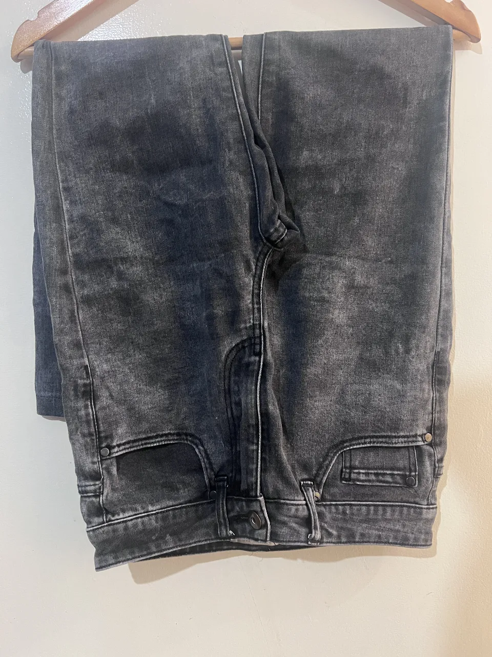 Jeans rectos de mujer, color negro con efecto gastado. Tiro medio, ideal para un look casual y moderno. Perfecto para combinar con diferentes estilos. el color es como la primer foto