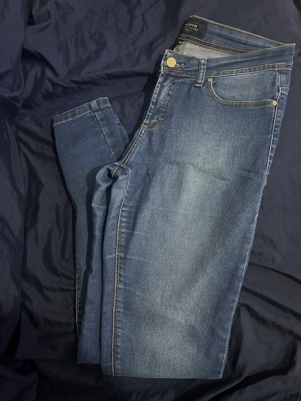 Jeans de mujer tiro alto, color azul, talle 40.Un clásico para cualquier ocasión.