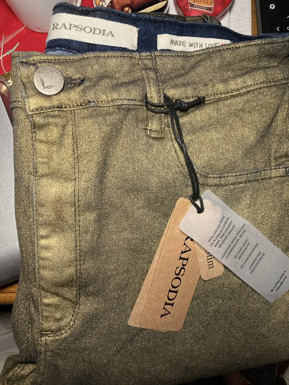 Jeans dorado de la marca Rapsodia, con etiqueta. Talle 28.