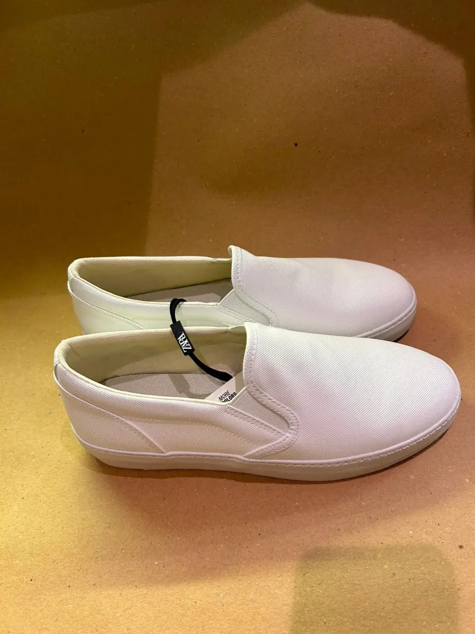 Zapatillas slip-on blancas de lona, ideales para un look casual y cómodo. Perfectas para el día a día, combinan con cualquier outfit.
