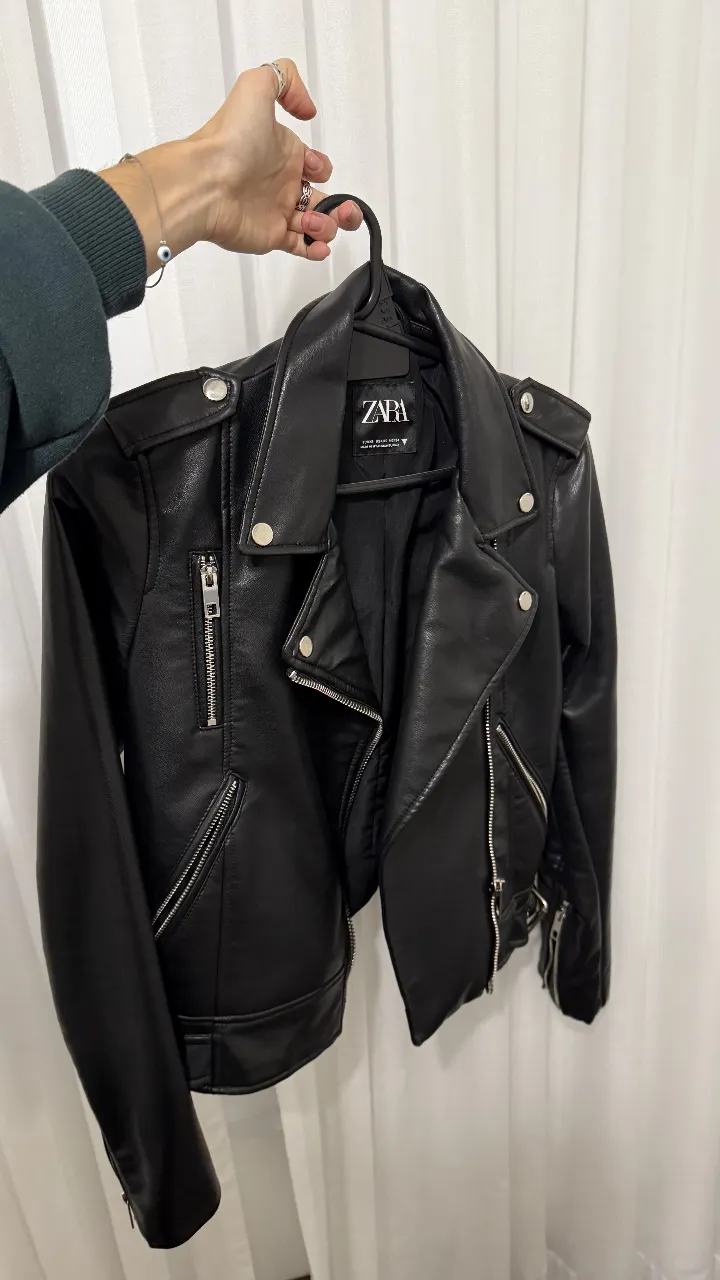 Campera Zara de cuero sintético negra. Ideal para un look rocker y canchero. Posee cierre y detalles metálicos.