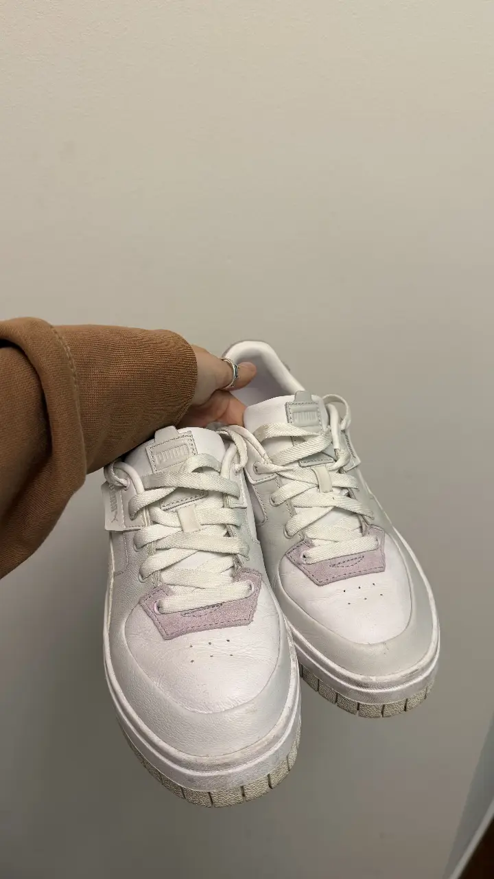 Zapatillas Puma blancas con detalles en rosa y gris. Ideales para un look casual y moderno.