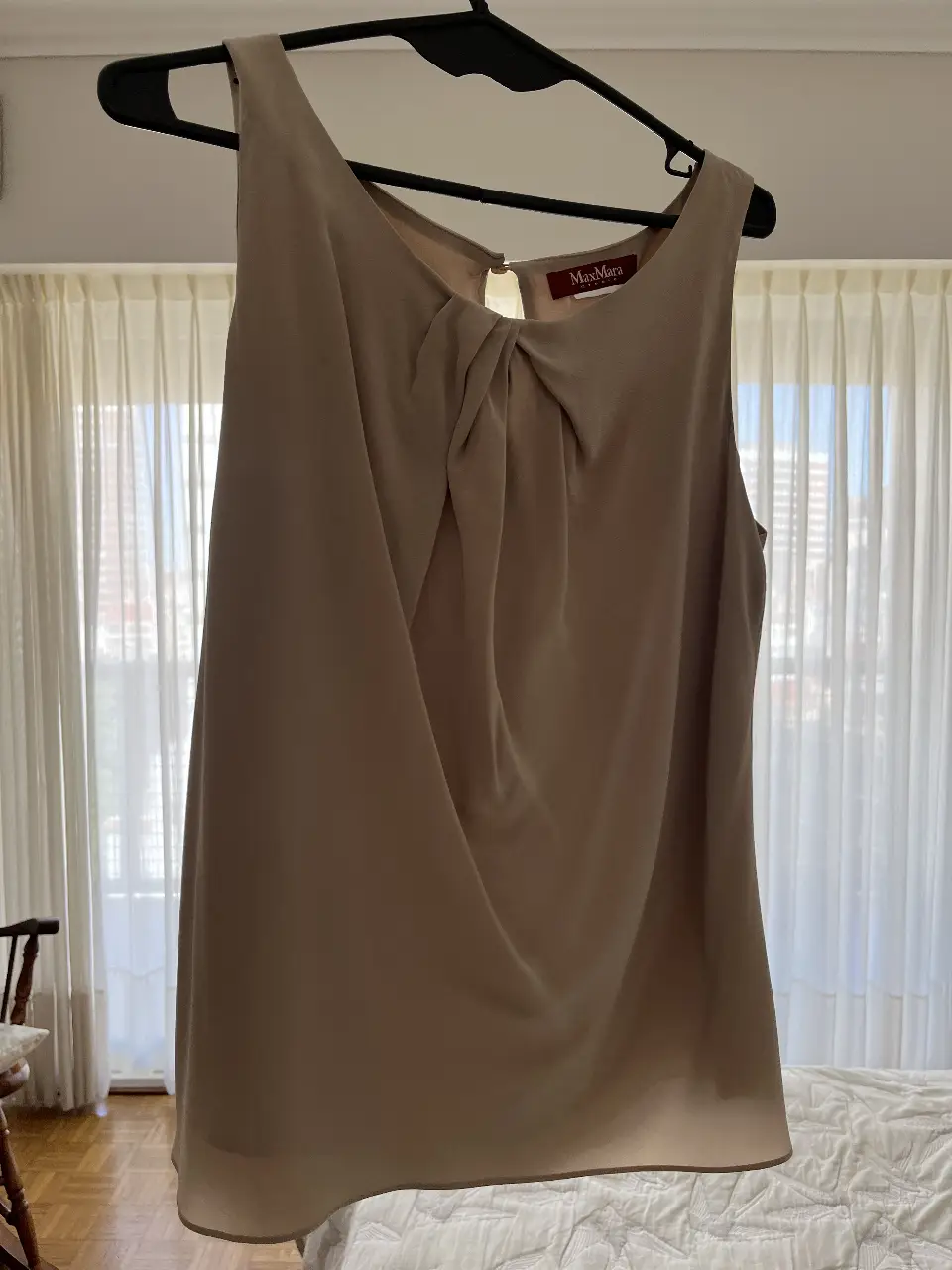 Blusa de mujer color crudo, con diseño drapeado en el frente y detalle de la marca MaxMara. Ideal para un look elegante y sofisticado.