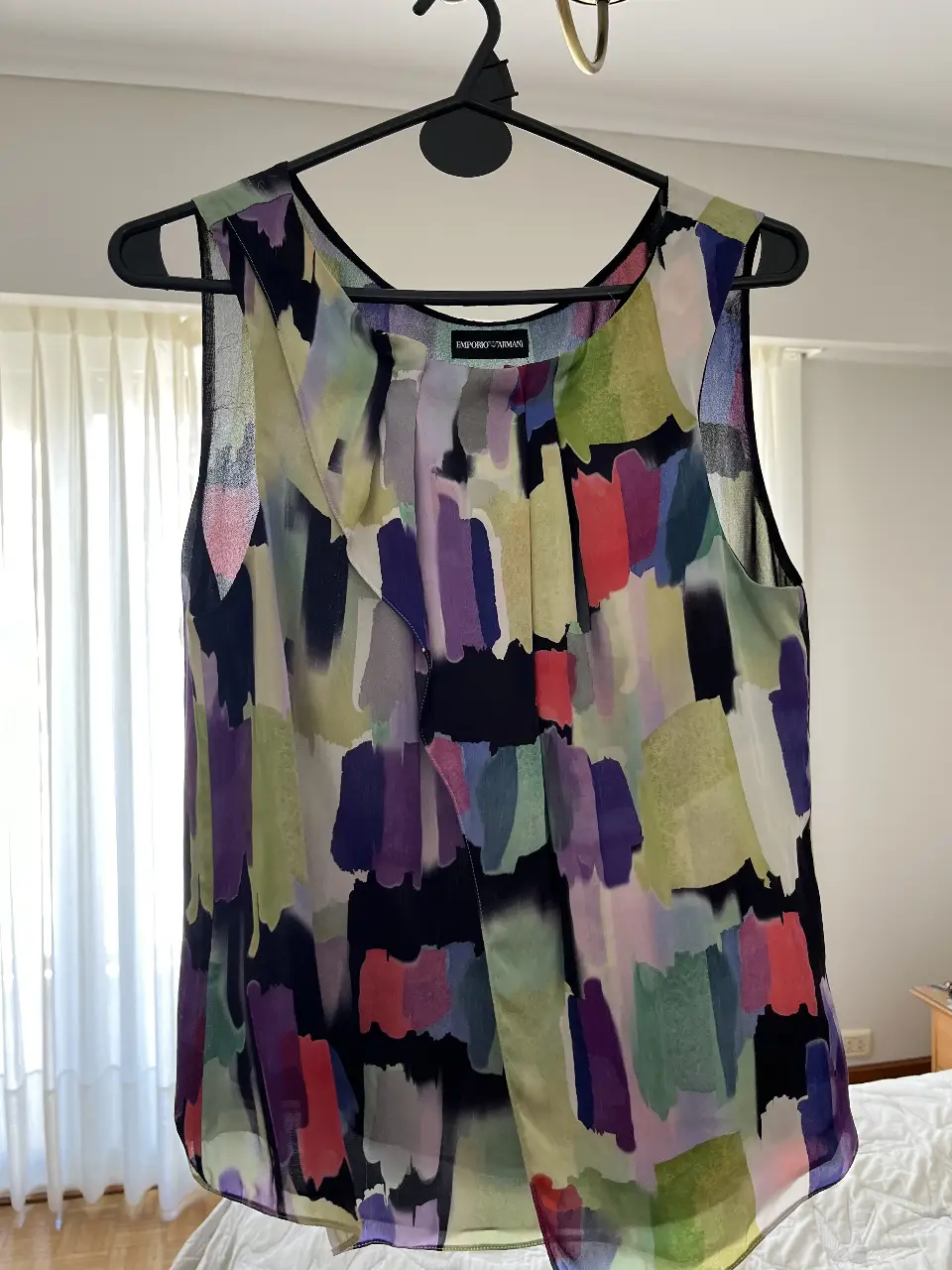 Blusa sin mangas de Emporio Armani con estampado abstracto en tonos vibrantes. Ideal para un look fresco y moderno.
