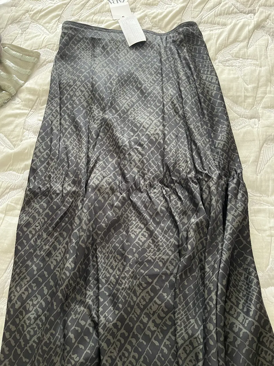 Pollera larga de Zara con estampado en tonos grises. Ideal para un look elegante y versátil.