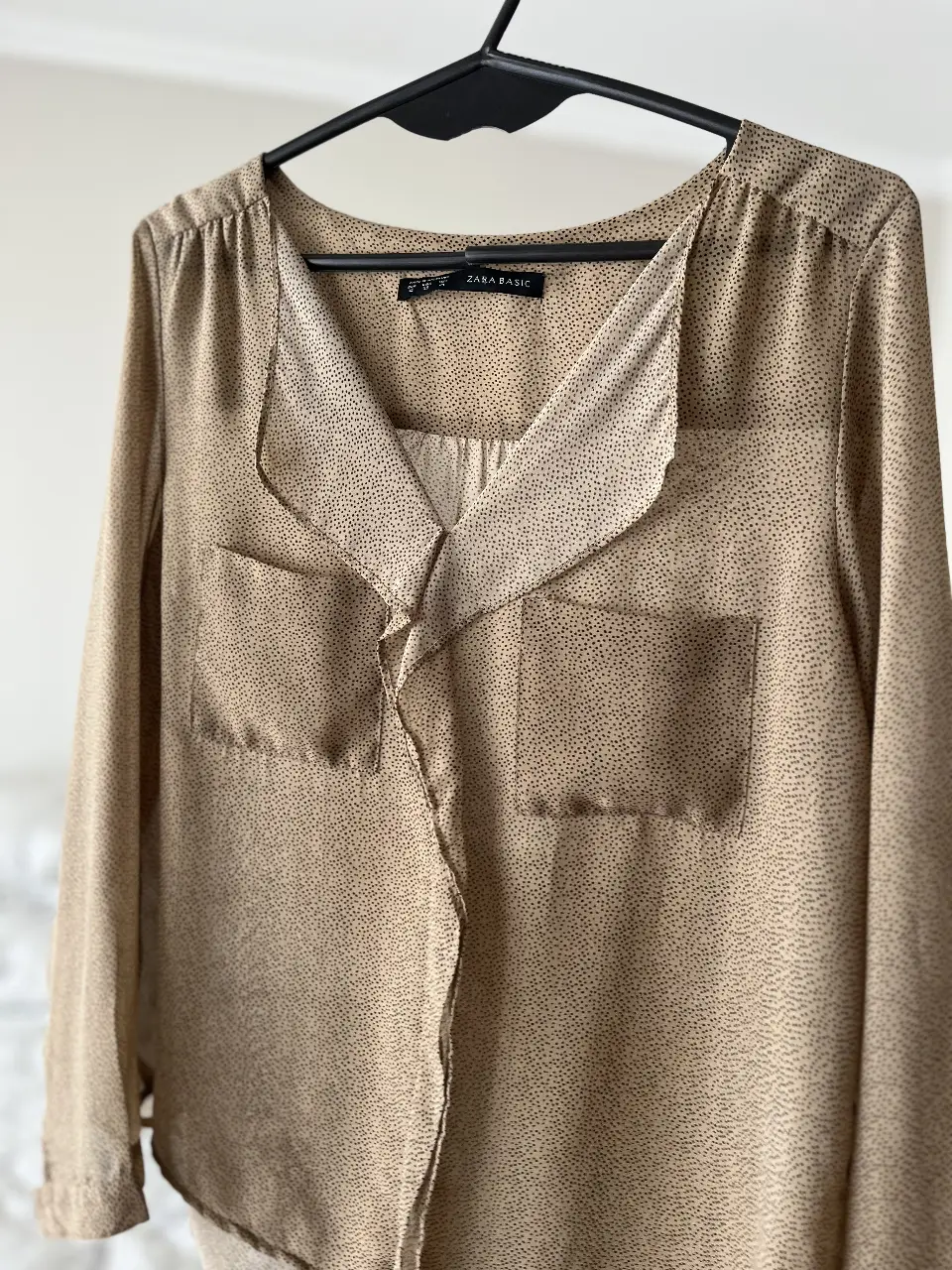 Blusa Zara Basic con estampado de lunares, manga larga y cuello solapa. Ideal para un look elegante y versátil.