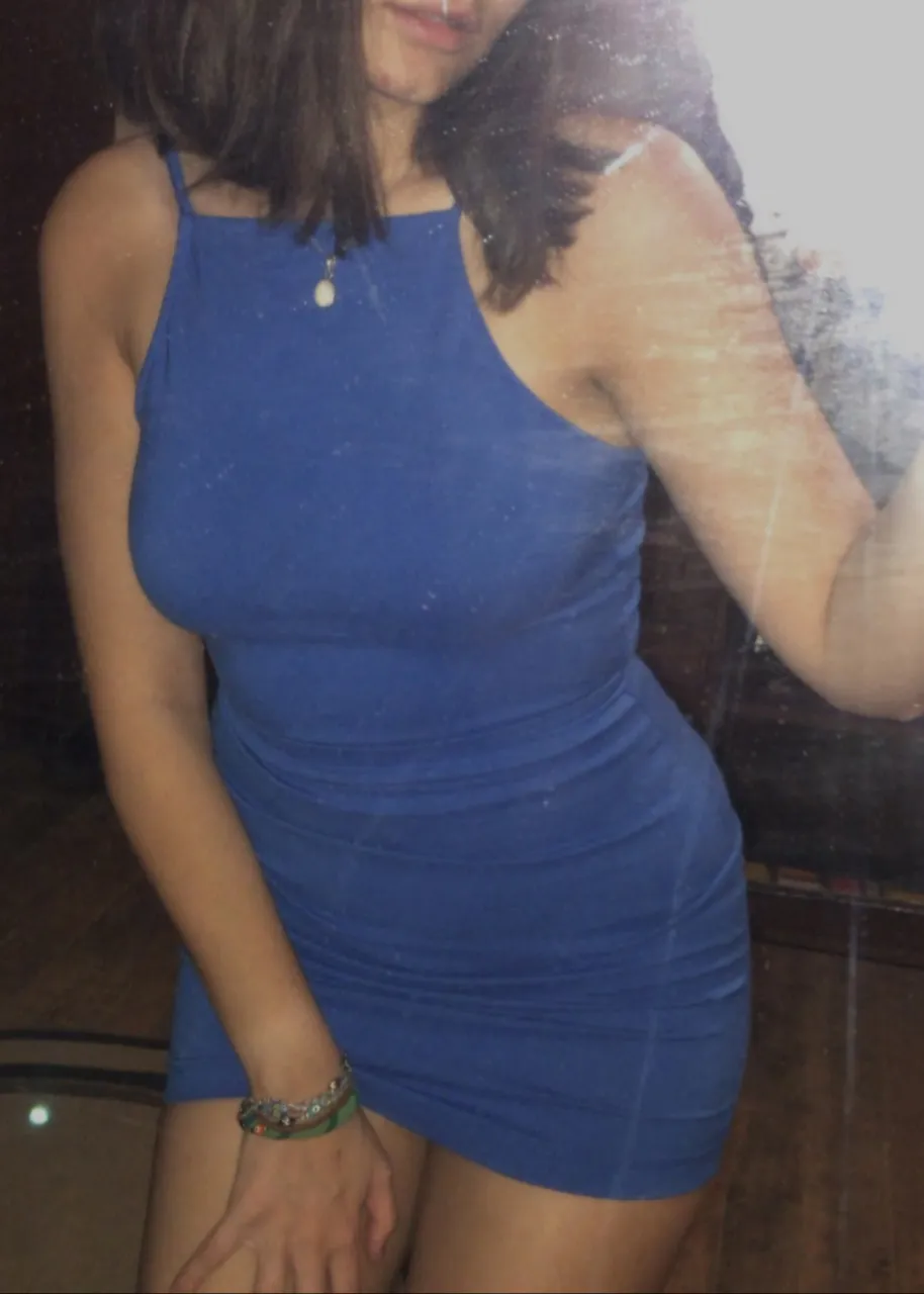 Vestido azul corto con tiras finas y espalda descubierta con tiras para atar. Tiene un pequeño detalle de rotura en la parte inferior. Calce divino, se amolda al cuerpo.