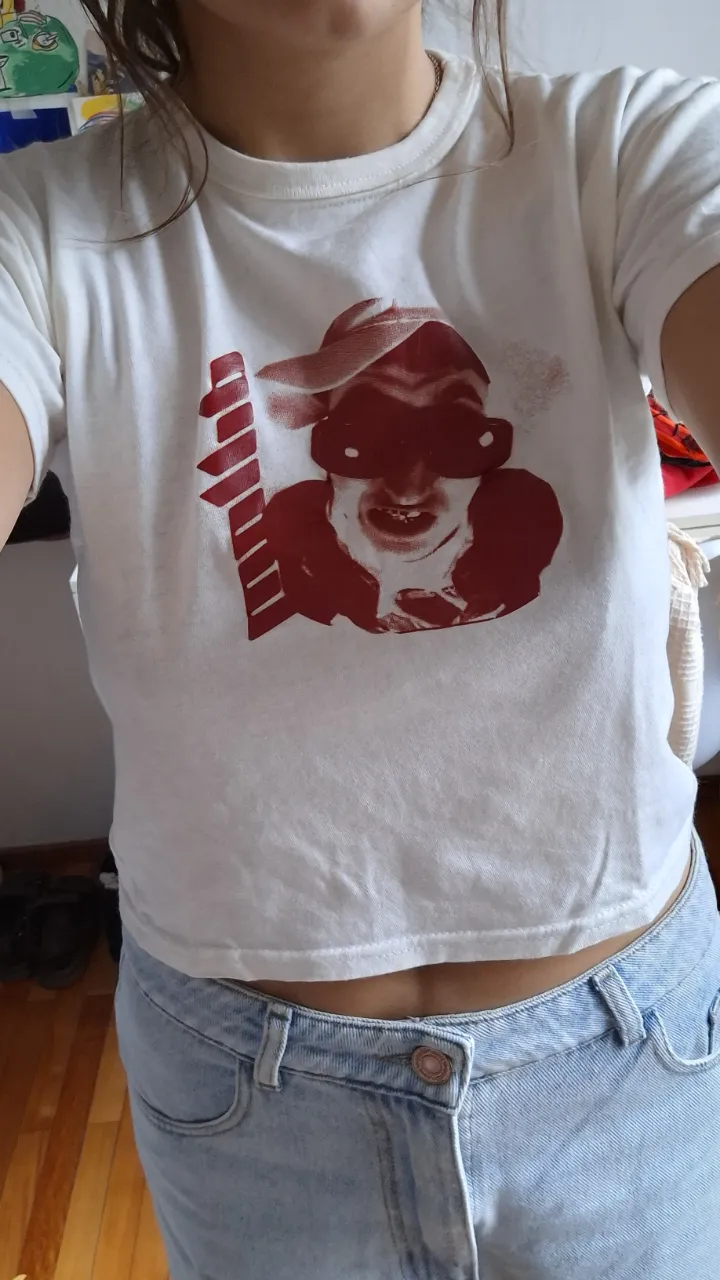 Remera A ≠ - Vista 2